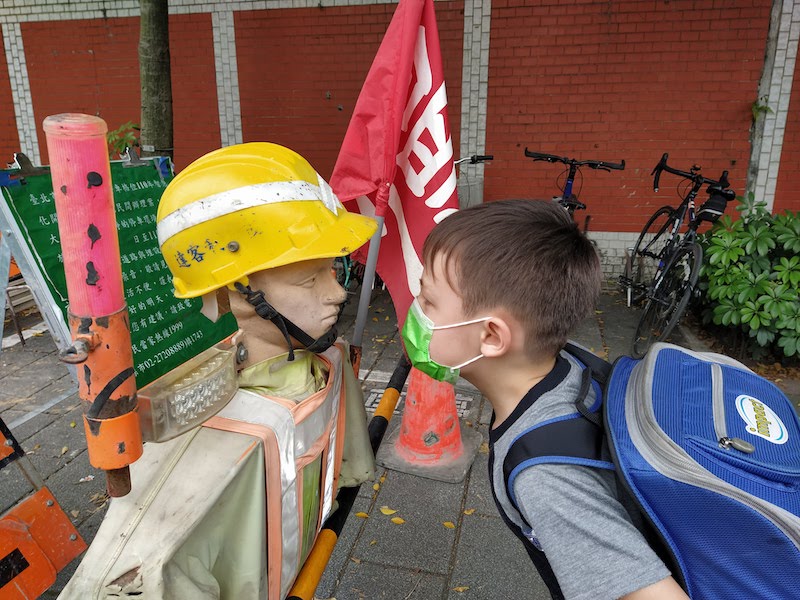 Facing off with a construction mannequin
